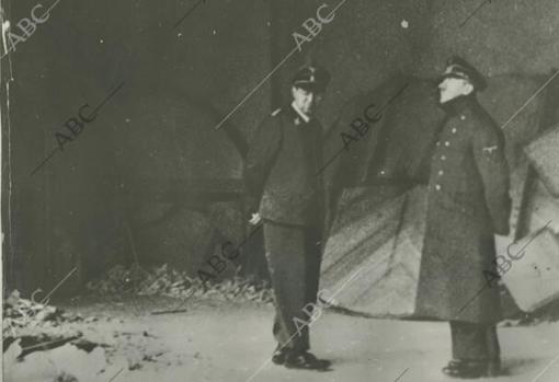 Adolf Hitler y Schaub contemplan las ruinas de la Cancillería